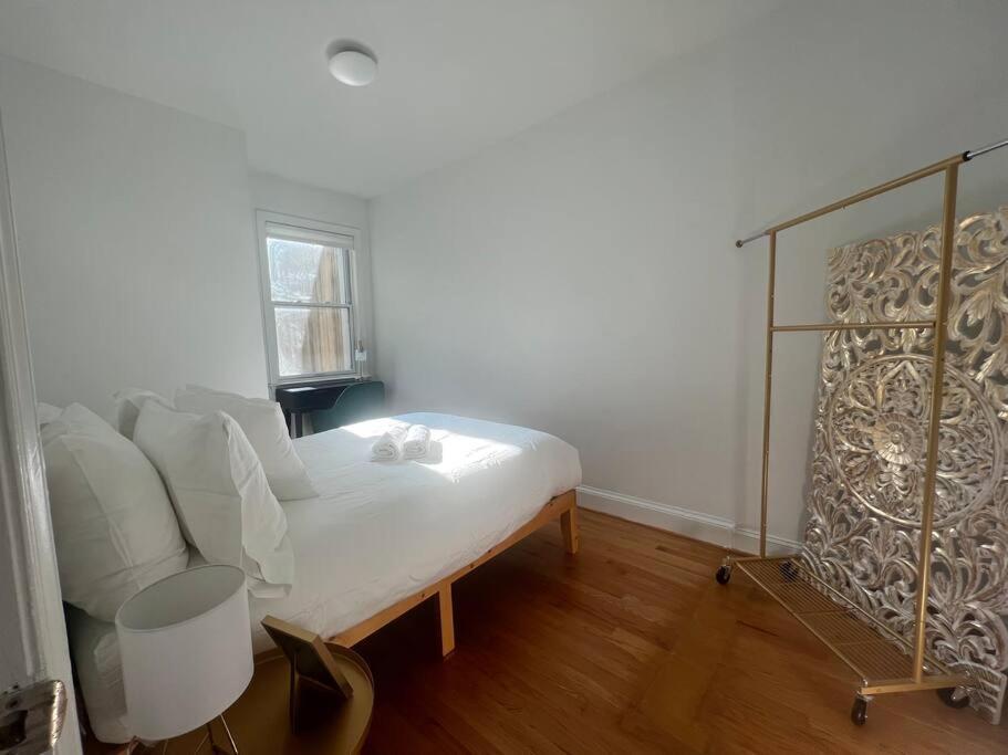 3-Bedroom House With Cute Patio Explore Dc On Foot วอชิงตัน ภายนอก รูปภาพ